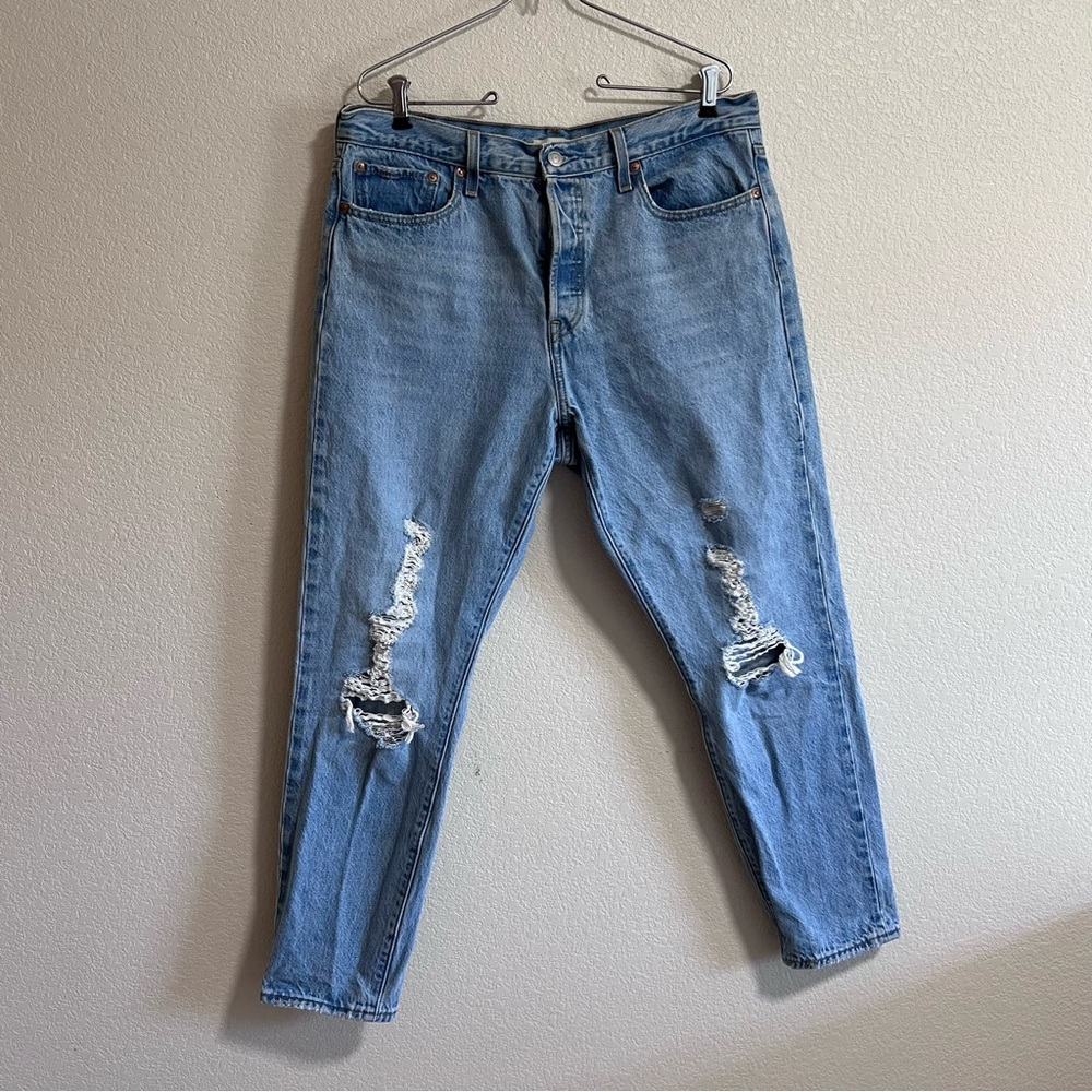 Levis wegdies straight leg with rips